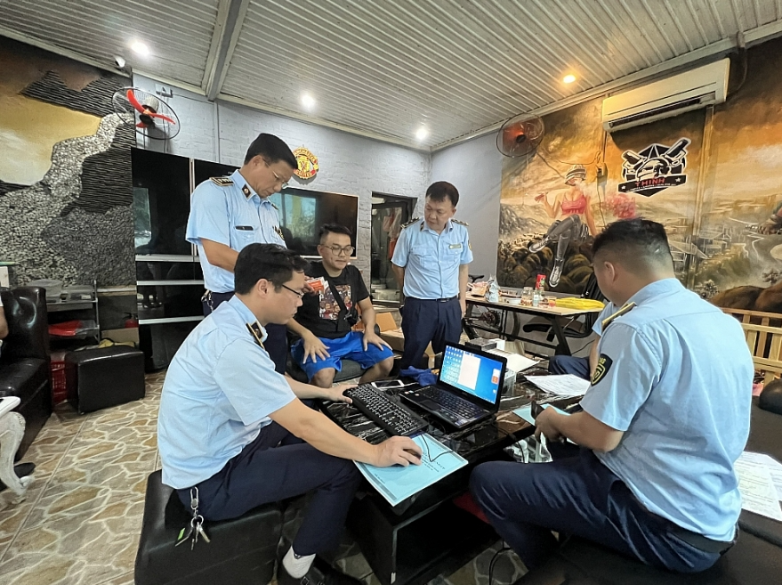 Lực lượng QLTT tiến hành kiểm tra địa điểm kinh doanh của Phạm Lê Việt Khánh