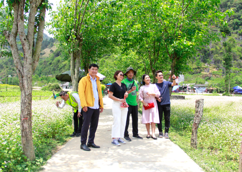 Khách du lịch tham quan tại làng văn hóa du lịch thôn Lũng Cẩm trên, xã Sủng Là (Đồng Văn).