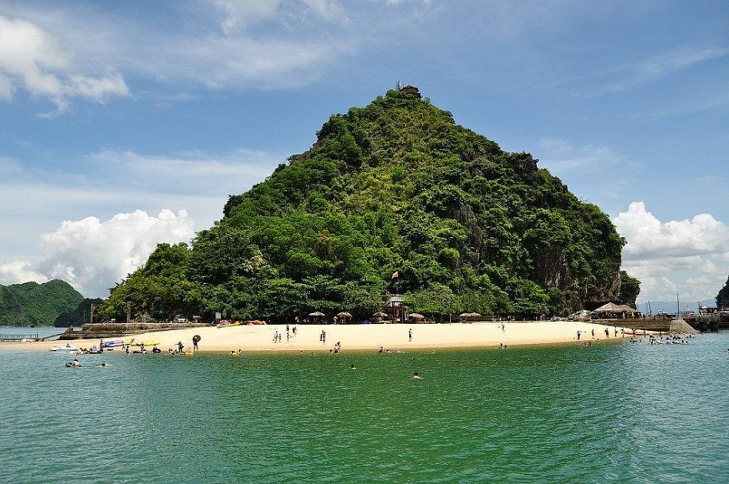 Hạ Long: Đảo Ti Tốp hút khách du lịch bởi vẻ đẹp hoang sơ