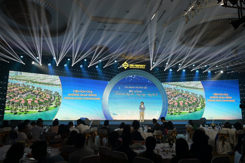 Bà Mai Thị Hồng Quyên - Giám đốc kinh doanh Sun Property thuyết trình về dự án