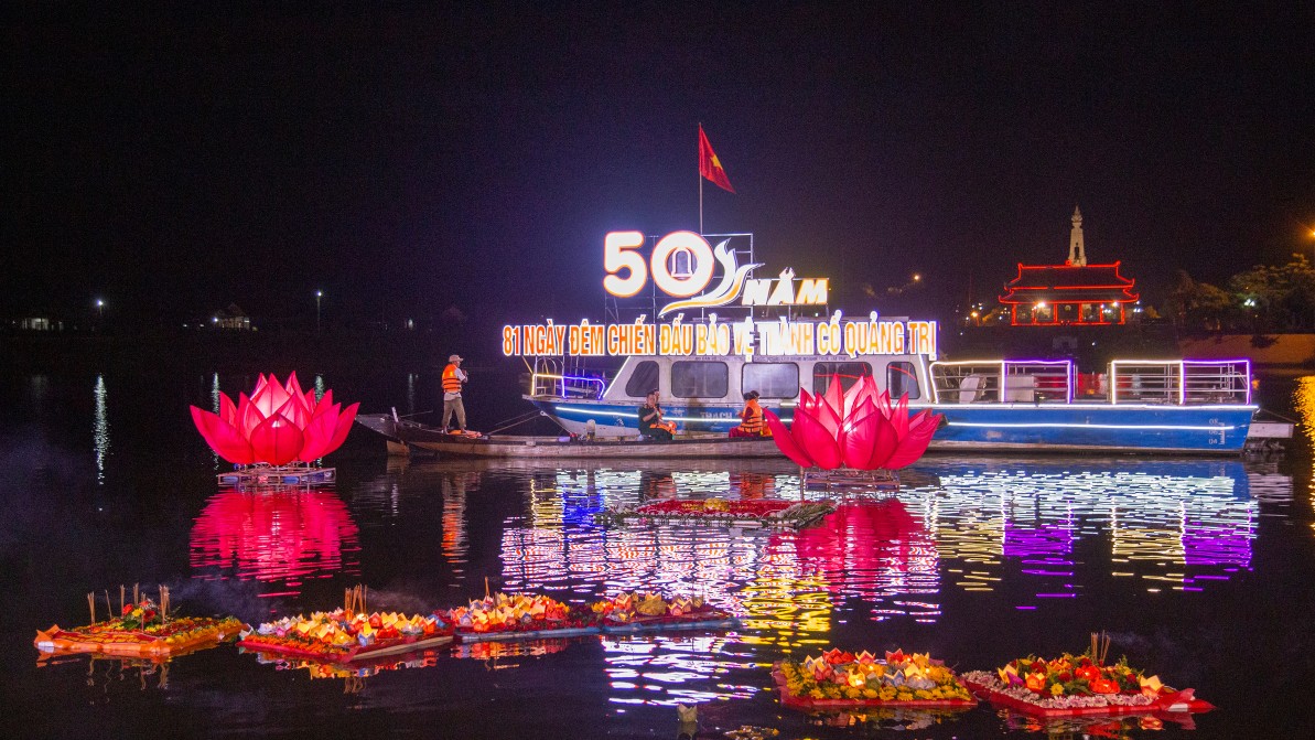 Quảng Trị: Hàng vạn đèn hoa đăng thắp sáng “dòng sông hoa đỏ” Thạch Hãn