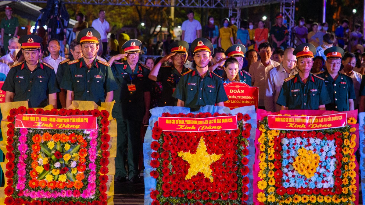 Quảng Trị: Hàng nghìn hoa đăng tri ân liệt sĩ được thả trên sông Thạch Hãn