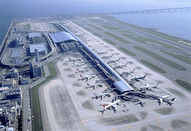 Sân bay Kansai được thiết kế theo hình dáng của cánh máy bay.