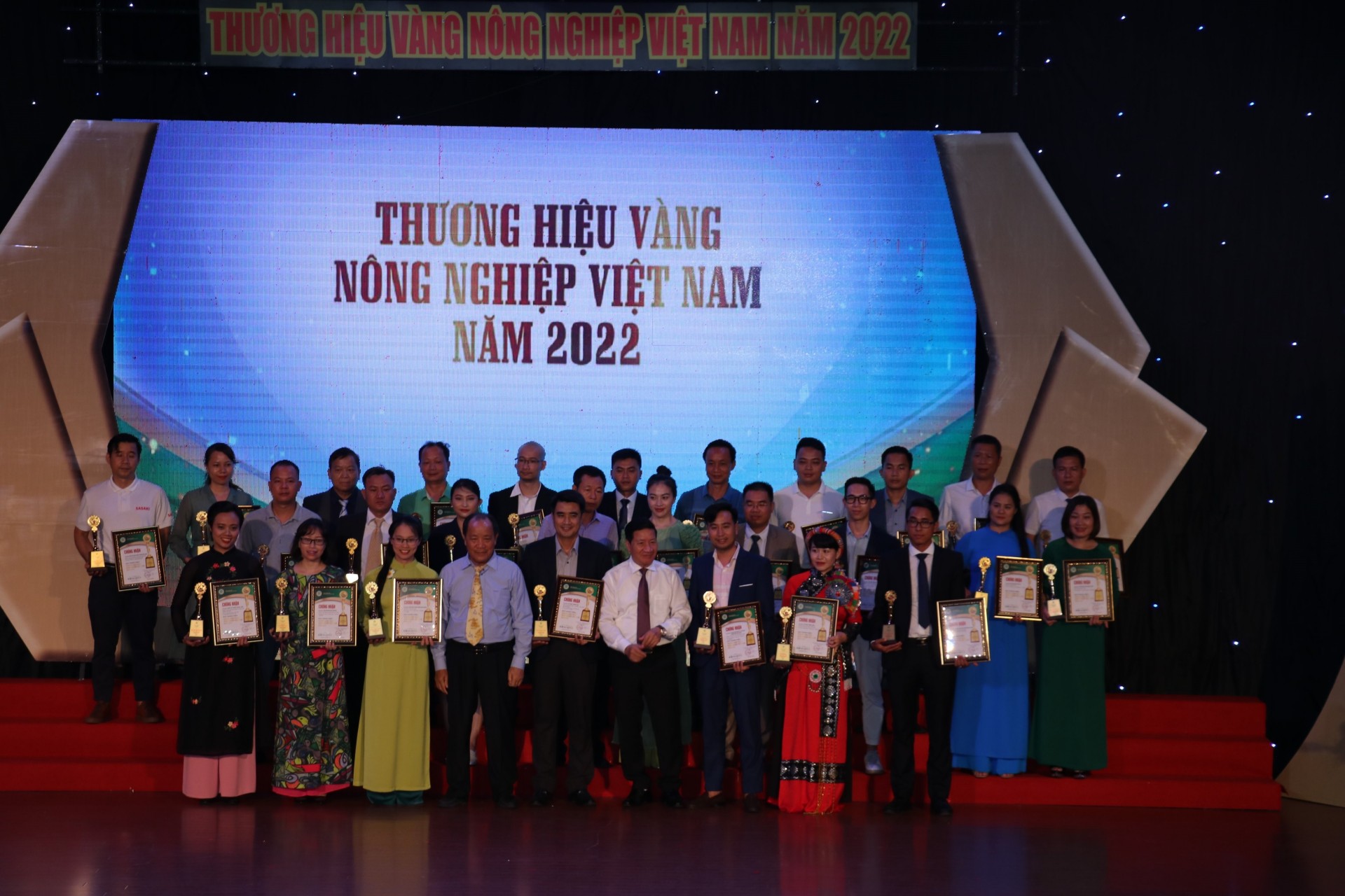 Đại diện BTC trao tặng và vinh danh những thương hiệu vàng Nông nghiệp Việt Nam 2022 (Ảnh: PV)