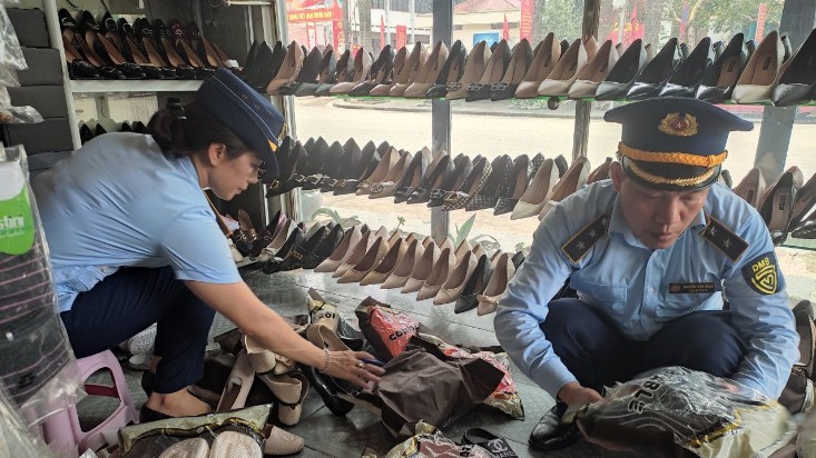 Hà Giang: Phát hiện cơ sở kinh doanh giầy dép giả mạo nhãn hiệu nổi tiếng