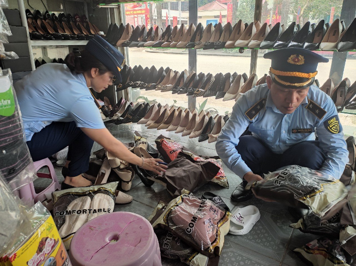 Hà Giang: Phát hiện cơ sở kinh doanh giầy dép giả mạo nhãn hiệu nổi tiếng