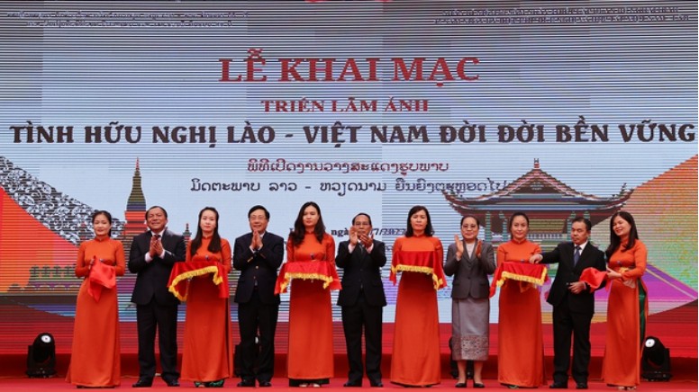 Triển lãm ảnh “Tình hữu nghị Lào - Việt Nam đời đời bền vững”