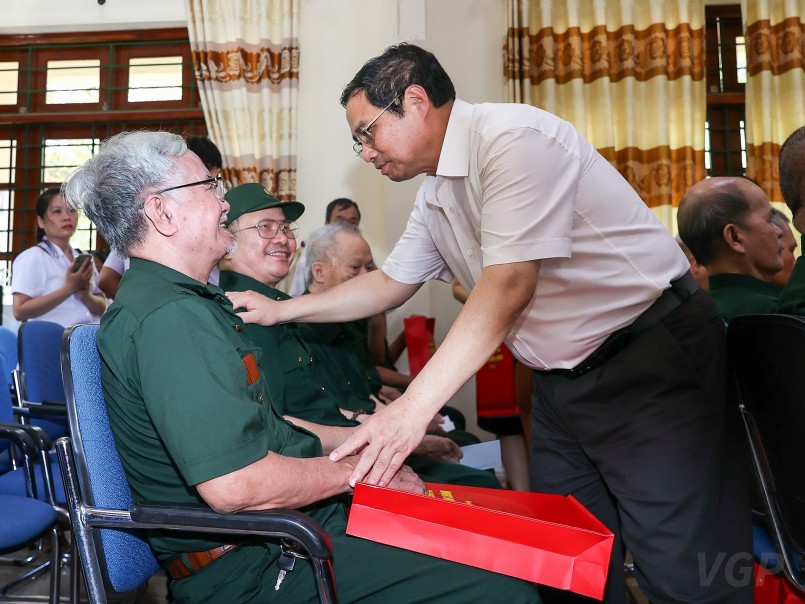 Thủ tướng tặng quà các thương binh, bệnh binh nặng hạng đặc biệt tại Trung tâm điều dưỡng thương binh Kim Bảng - Ảnh: VGP