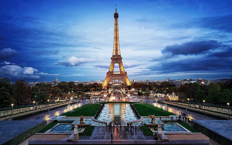 Từng bị chỉ trích và yêu cầu dỡ bỏ, tháp Eiffel ngày nay trở thành biểu tượng của Paris, Pháp, đón hàng triệu khách mỗi năm.
