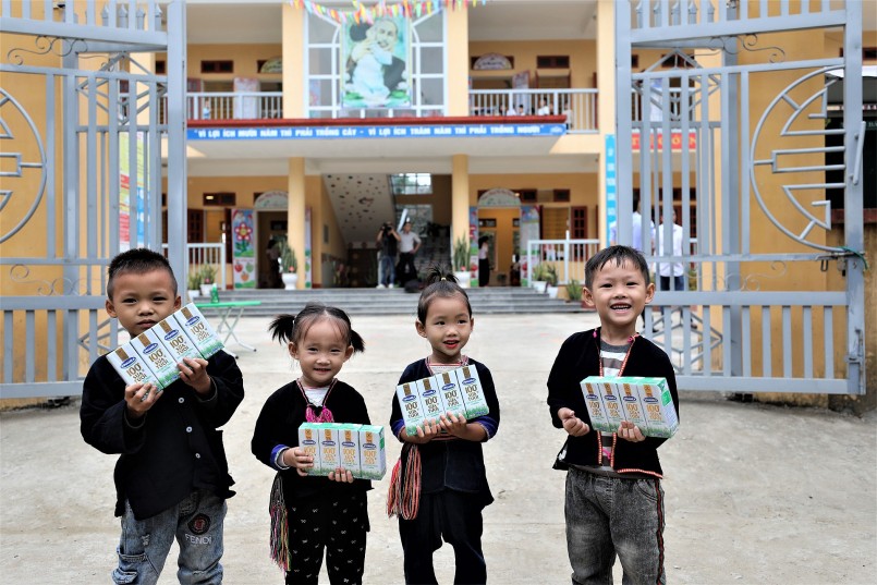 Hình 4A-4B-4C: Gần nửa triệu em nhỏ tại các mái ấm, trung tâm bảo trợ xã hội… đã được thụ hưởng chương trình Quỹ sữa Vươn cao Việt Nam suốt 15 năm qua.
