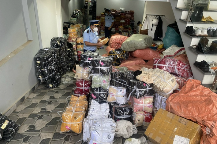 Đắk Lắk: Tạm giữ hơn 5.000 sản phẩm quần áo không rõ nguồn gốc