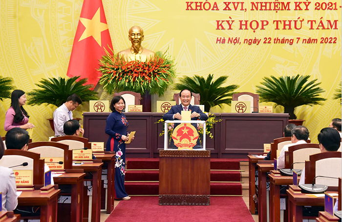 Các đại biểu HĐND Thành phố thực hiện quy trình bầu chức danh Chủ tịch UBND thành phố Hà Nội, nhiệm kỳ 2021-2026