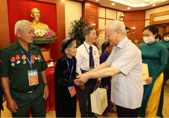 Tổng bí thư Nguyễn Phú Trọng tặng quà cho các đại biểu người có công tiêu biểu toàn quốc