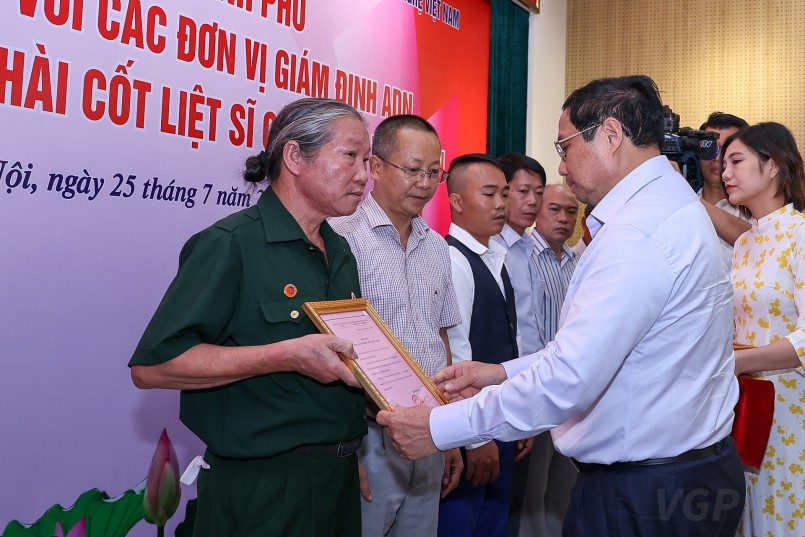 Thủ tướng trao kết quả giám định ADN cho gia đình liệt sĩ Dương Văn Thu. Ảnh VGP