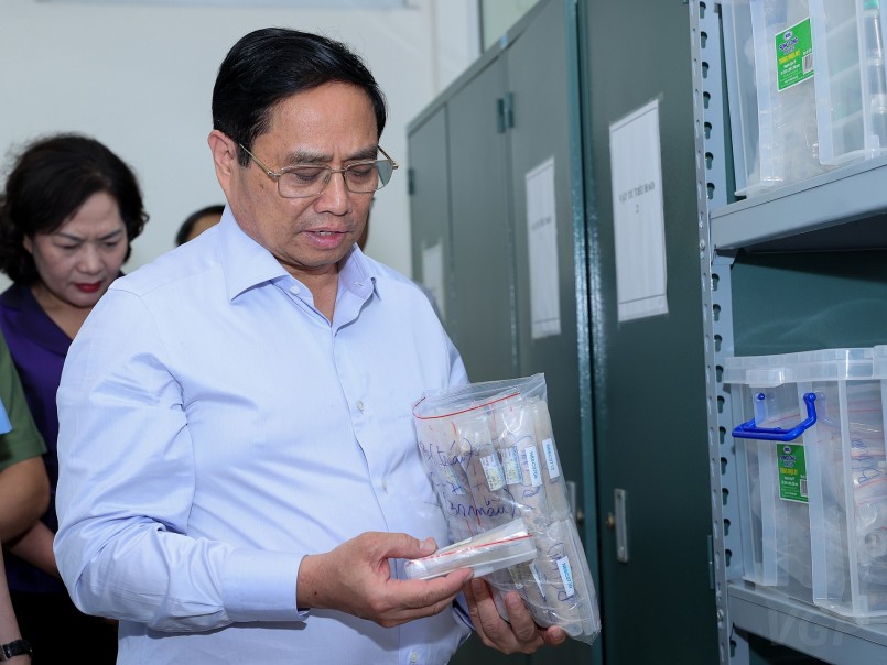 Thủ tướng Phạm Minh Chính kiểm tra quy trình xử lý mẫu hài cốt của liệt sĩ đang được bảo quản tại trung tâm. Ảnh VGP