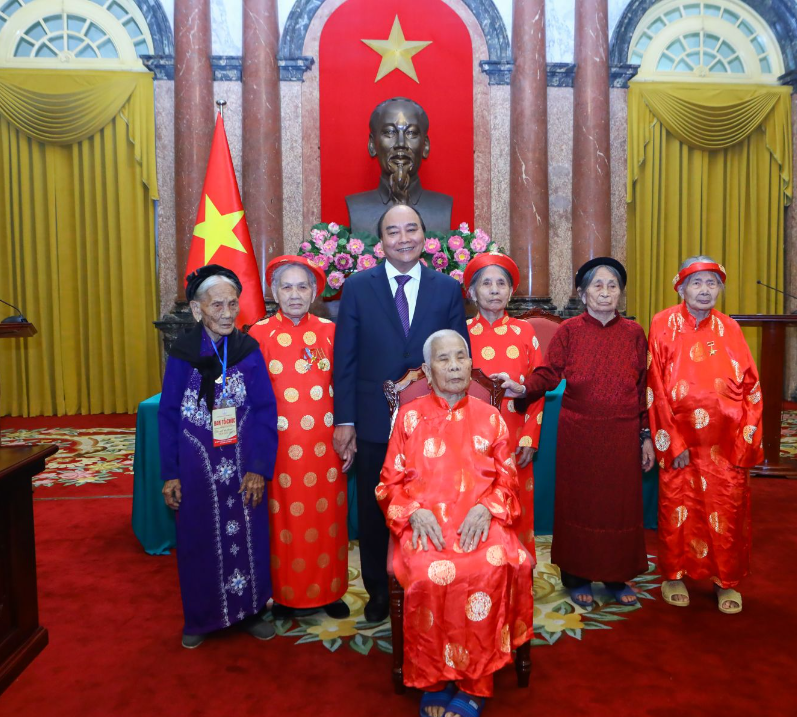 Chủ tịch nước Nguyễn Xuân Phúc cùng đoàn đại biểu Mẹ Việt Nam anh hùng. 