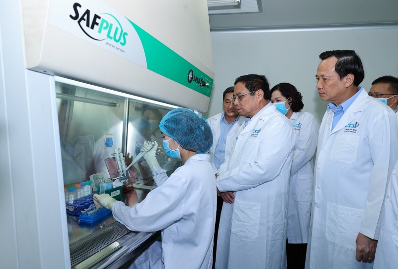 Thủ tướng Phạm Minh Chính thăm Trung tâm Giám định ADN hài cốt liệt sĩ thuộc Viện Hàn lâm Khoa học và Công nghệ Việt Nam - Ảnh: VGP