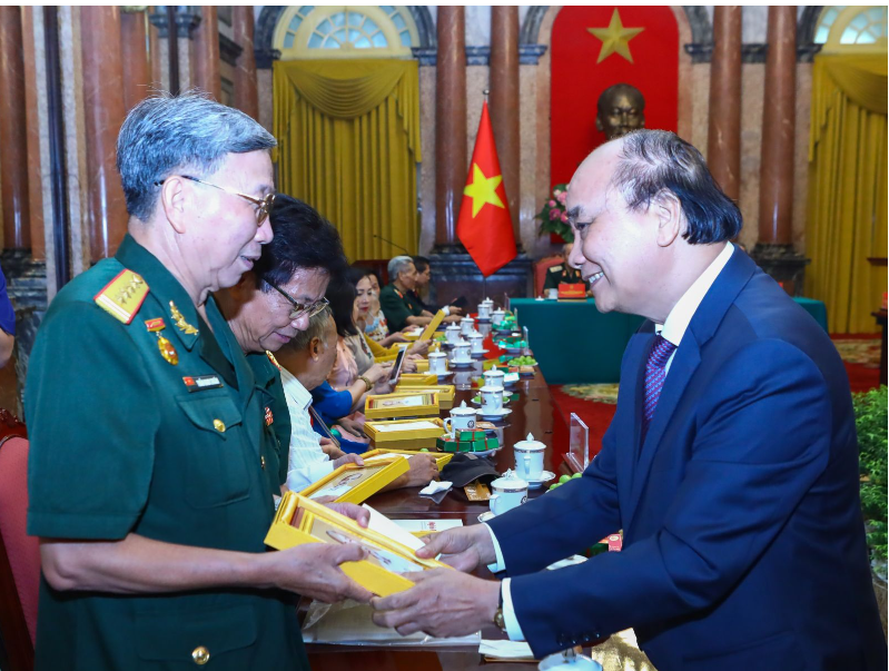 Chủ tịch nước Nguyễn Xuân Phúc tặng phẩm lưu niệm cho các đại biểu