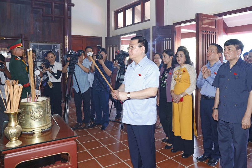 Chủ tịch Quốc hội Vương Đình Huệ và Đoàn công tác đã thăm khu lưu niệm cố Thủ tướng Chính phủ Phạm Văn Đồng,