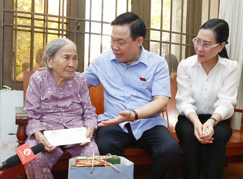 Chủ tịch Quốc hội Vương Đình Huệ thăm Mẹ Việt Nam Anh hùng Lê Thị Thư