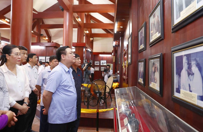 Chủ tịch Quốc hội Vương Đình Huệ và Đoàn đã thăm khu lưu niệm cố Thủ tướng Chính phủ Phạm Văn Đồng,