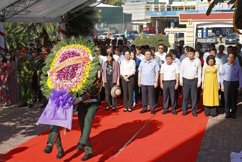 Chủ tịch Quốc hội Vương Đình Huệ cùng Đoàn công tác dâng hoa tại Nghĩa trang liệt sỹ thành phố Quảng Ngãi