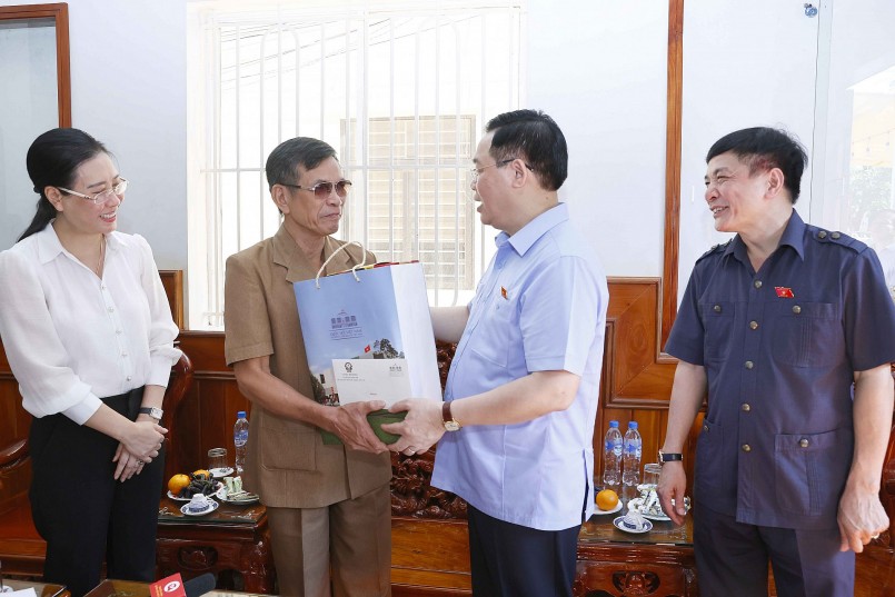 Chủ tịch Quốc hội Vương Đình Huệ thăm và tặng quà gia đình thương binh 1/4 Phan Quang Nam
