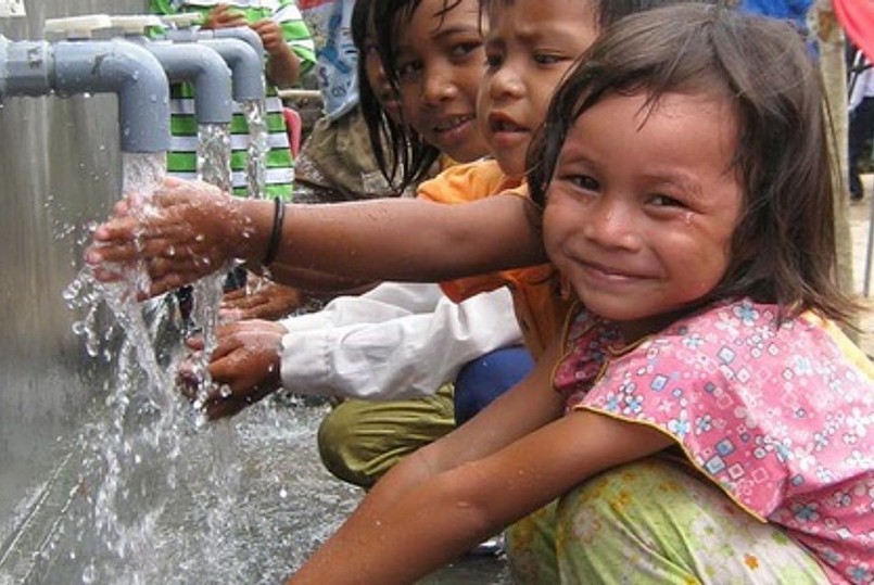 bảo đảm 100% dân số được cung cấp nước sạch, hợp vệ sinh