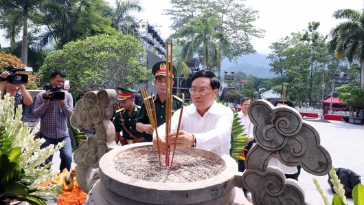 Phó Thủ tướng Thường trực Phạm Bình Minh dâng hương tại Nghĩa trang Liệt sĩ quốc gia Vị Xuyên