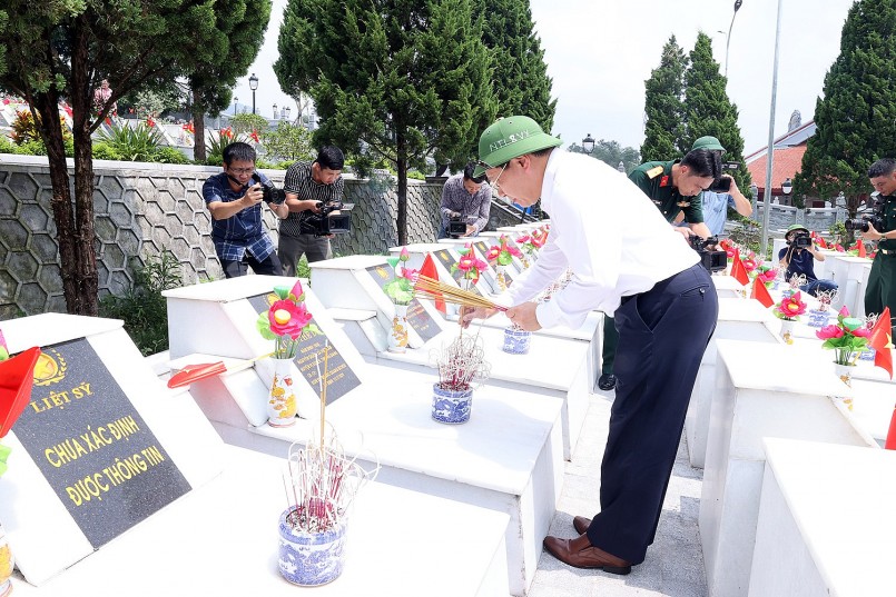 Phó Thủ tướng Thường trực thắp hương tại phần mộ liệt sĩ - Ảnh: VGP