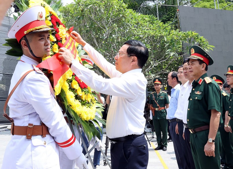 Phó Thủ tướng Thường trực Phạm Bình Minh dâng hoa, dâng hương tưởng nhớ anh linh các anh hùng liệt sĩ - Ảnh: VGP