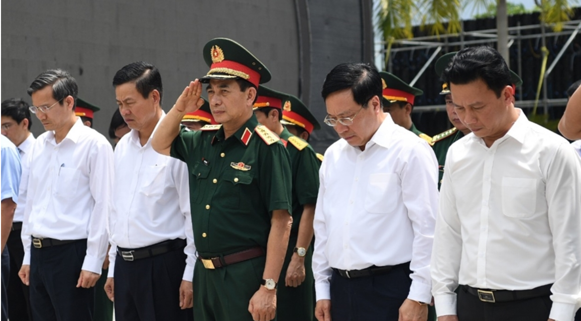 Phó thủ tướng Thường trực Chính phủ Phạm Bình Minh và Đại tướng Phan Văn Giang, cùng đoàn công tác viếng Nghĩa trang Liệt sĩ Quốc gia Vị Xuyên