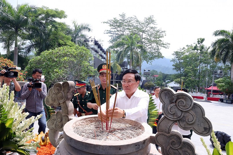 Phó Thủ tướng Thường trực Phạm Bình Minh dâng hương tưởng nhớ các liệt sĩ - Ảnh: VGP