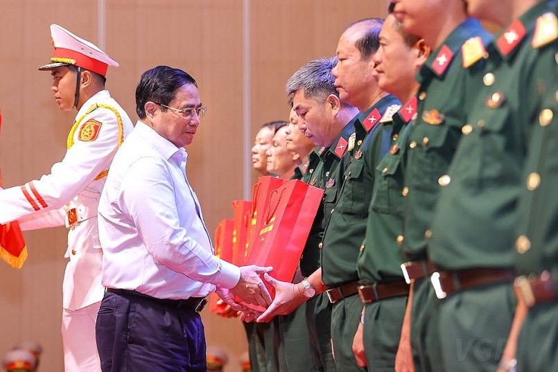 Thủ tướng Phạm Minh Chính tặng quà các đội tìm kiếm, quy tập hài cốt liệt sĩ - Ảnh: VGP