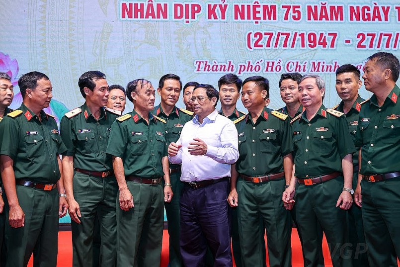 Thủ tướng Chính phủ Phạm Minh Chính gặp mặt các đội tìm kiếm, quy tập hài cốt liệt sĩ - Ảnh: VGP
