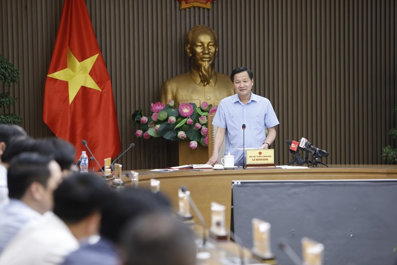 Phó Thủ tướng Lê Minh Khái: yêu cầu các bộ, ngành hết sức sát sao, nắm bắt tình hình kịp thời, nhanh chóng xử lý các khó khăn, vướng mắc để đẩy nhanh tiến độ giải ngân gói hỗ trợ phục hồi kinh tế xã hội. Ảnh VGP