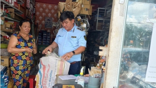 Tây Ninh: Tạm giữ 109 bao thuốc lá điếu ngoại nhập lậu và ổ khóa các loại không rõ nguồn gốc xuất xứ
