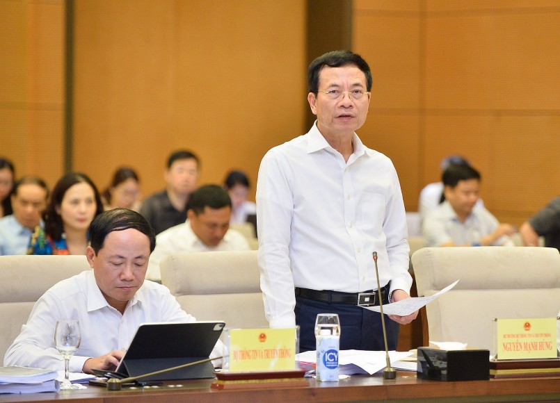 Bộ trưởng Bộ Thông tin và Truyền thông Nguyễn Mạnh Hùng giải trình một số vấn đề thành viên Đoàn giám sát nêu. 