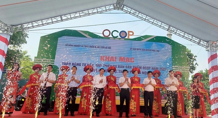 Các đại biểu cắt băng Khai mạc Tuần hàng OCOP TP Hà Nội năm 2022