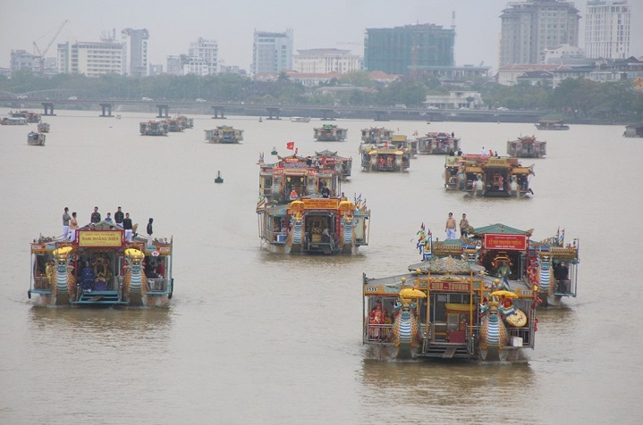Đoàn rước thuyền rồng tấp nập ngược dòng sông Hương tiến lên điện Huệ Nam