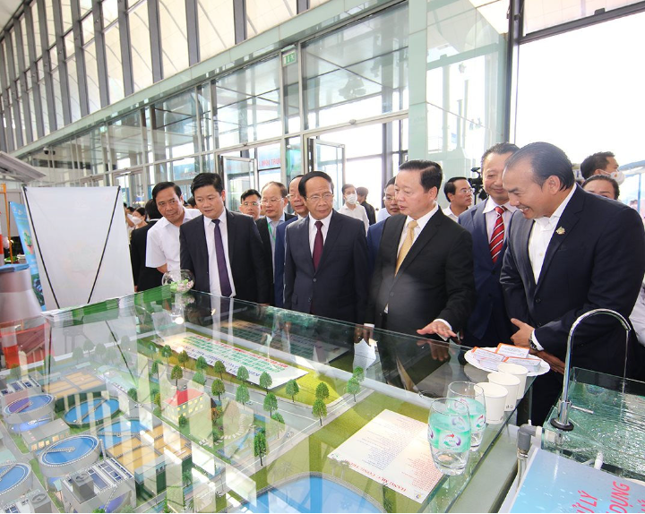 Phó Thủ tướng Lê Văn Thành và các đại biểu tham quan mô hình xử lý nước thải tại triển lãm. Ảnh: TTXVN