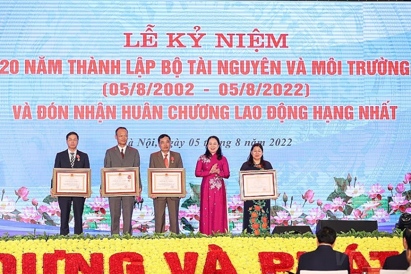 Phó Chủ tịch nước Võ Thị Ánh Xuân trao các phần thưởng cao quý cho các tập thể, cá nhân thuộc Bộ Tài nguyên và Môi trường - Ảnh: VGP