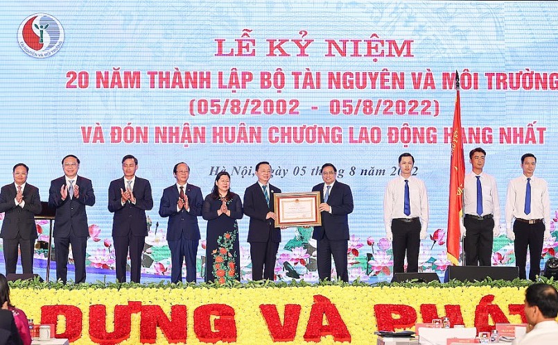 Thủ tướng Chính phủ Phạm Minh Chính thay mặt lãnh đạo Đảng, Nhà nước trao Huân chương Lao động hạng Nhất tặng Bộ Tài nguyên và Môi trường - Ảnh: VGP