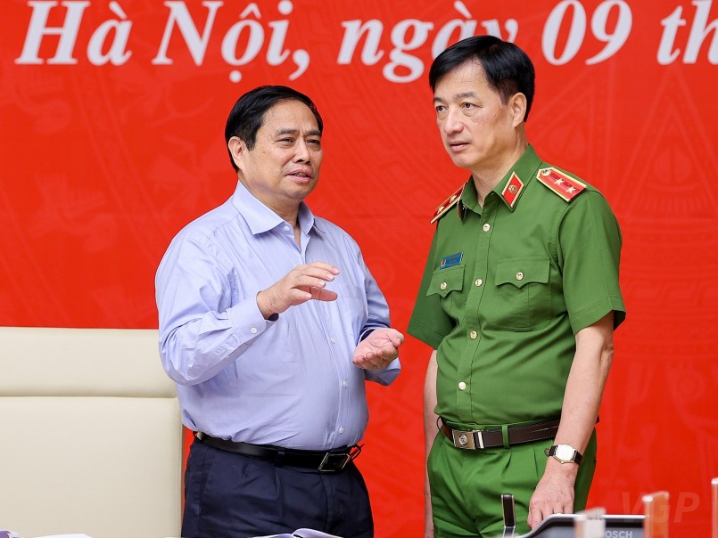 Thủ tướng trao đổi cùng Thứ trưởng Bộ Công an Nguyễn Duy Ngọc - Ảnh: VGP/Nhật Bắc
