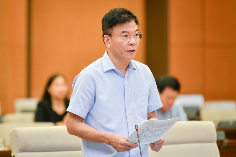 Bộ trưởng Bộ Tư pháp Lê Thành Long trình bày Tờ trình tại phiên họp 