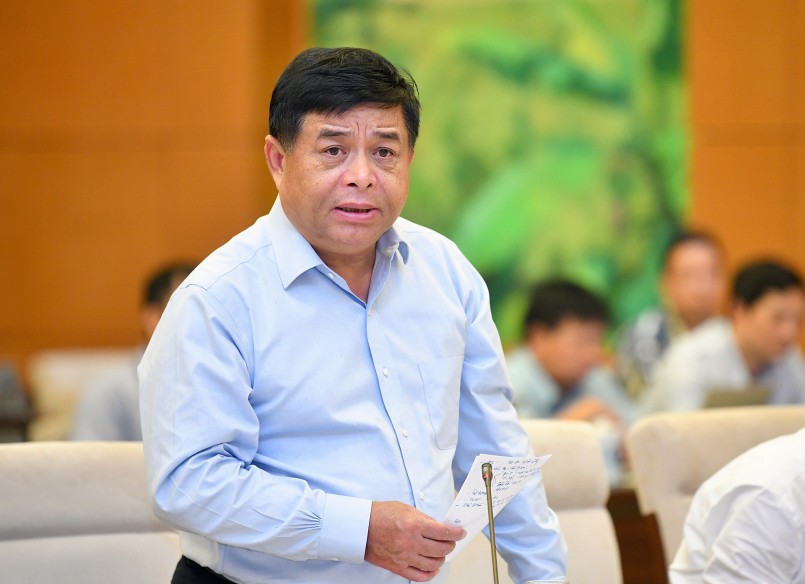 Bộ trưởng Bộ Kế hoạch và Đầu tư Nguyễn Chí Dũng báo cáo
