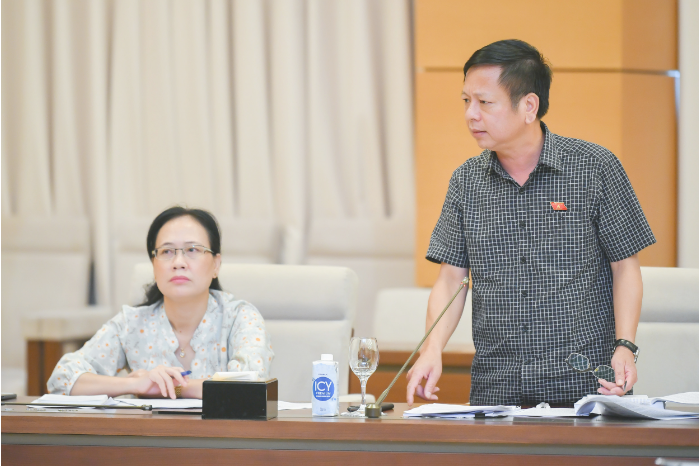 Phó Chủ nhiệm Ủy ban Pháp luật Nguyễn Trường Giang đóng góp ý kiến.