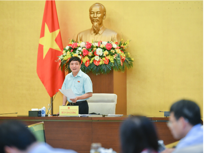 Tổng Thư ký Quốc hội, Chủ nhiệm Văn phòng Quốc hội Bùi Văn Cường phát biểu tại cuộc họp.