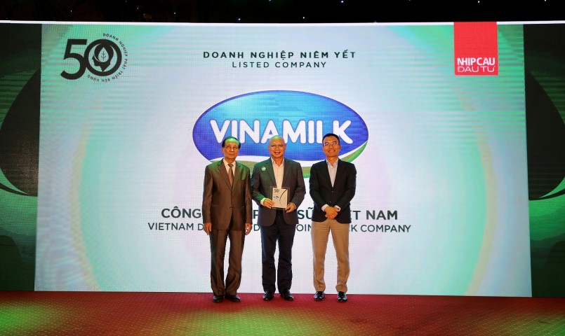 Ông Trịnh Quốc Dũng, Giám đốc Điều hành Vinamilk (Khối Phát triển vùng nguyên liệu) đại diện nhận giải thưởng Top 50 CSA