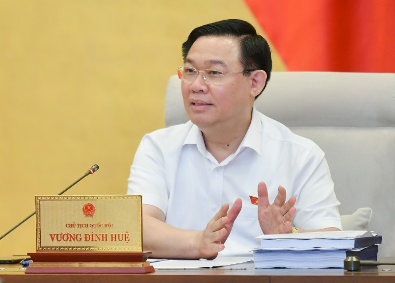 Chủ tịch Quốc hội Vương Đình Huệ phát biểu tại Phiên họp.